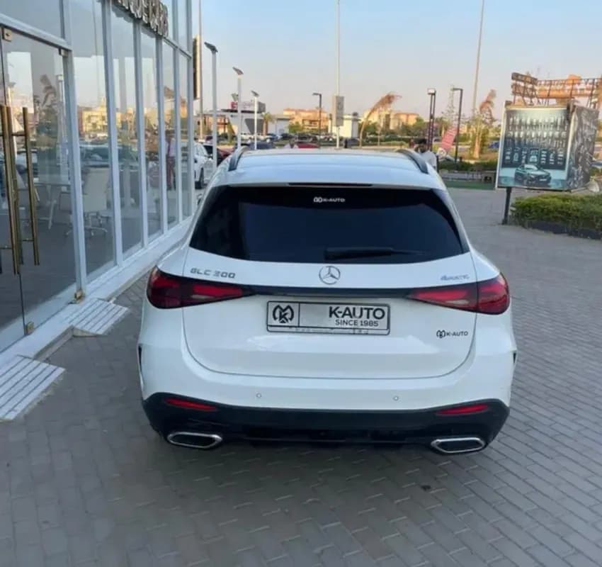 مرسيدس بنز GLC 300 2023 ايه ام جي أبيض أوتوماتيك — مستعملة