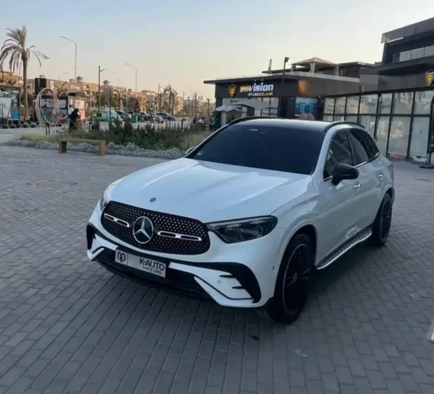 مرسيدس بنز GLC 300 2023 ايه ام جي أبيض أوتوماتيك — مستعملة