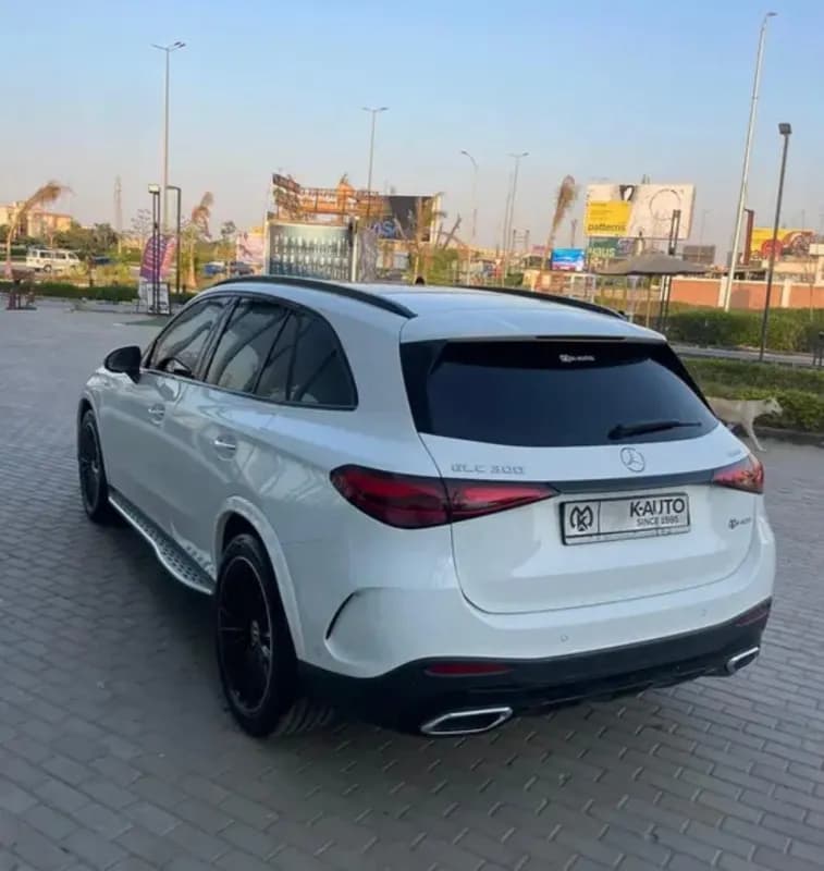 مرسيدس بنز GLC 300 2023 ايه ام جي أبيض أوتوماتيك — مستعملة