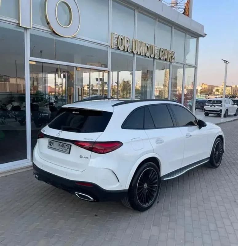 مرسيدس بنز GLC 300 2023 ايه ام جي أبيض أوتوماتيك — مستعملة