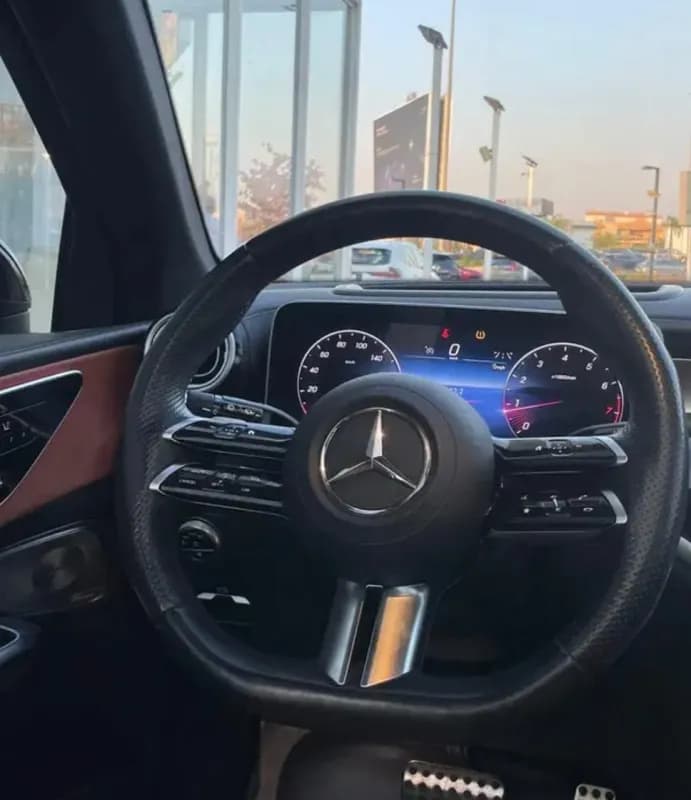 مرسيدس بنز GLC 300 2023 ايه ام جي أبيض أوتوماتيك — مستعملة