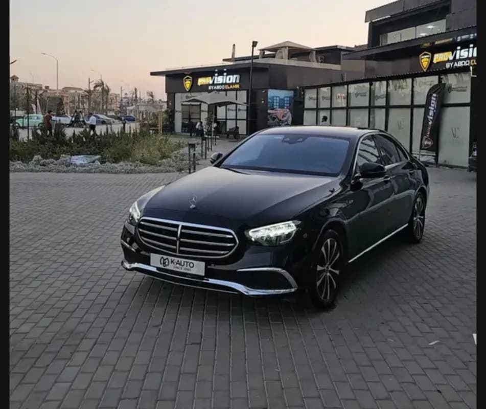 مرسيدس بنز E200 2022 بريميوم أسود أوتوماتيك — مستعملة