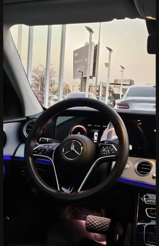 مرسيدس بنز E200 2022 بريميوم أسود أوتوماتيك — مستعملة