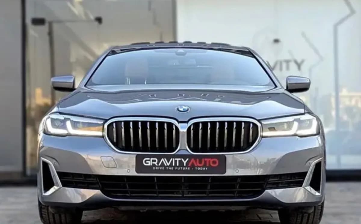 بي ام دبليو 520i 2023 لاكشري رمادي أوتوماتيك — مستعملة