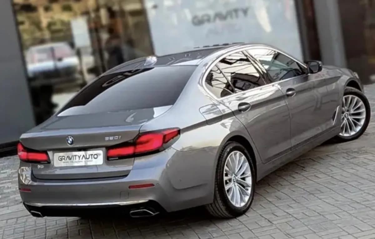 بي ام دبليو 520i 2023 لاكشري رمادي أوتوماتيك — مستعملة