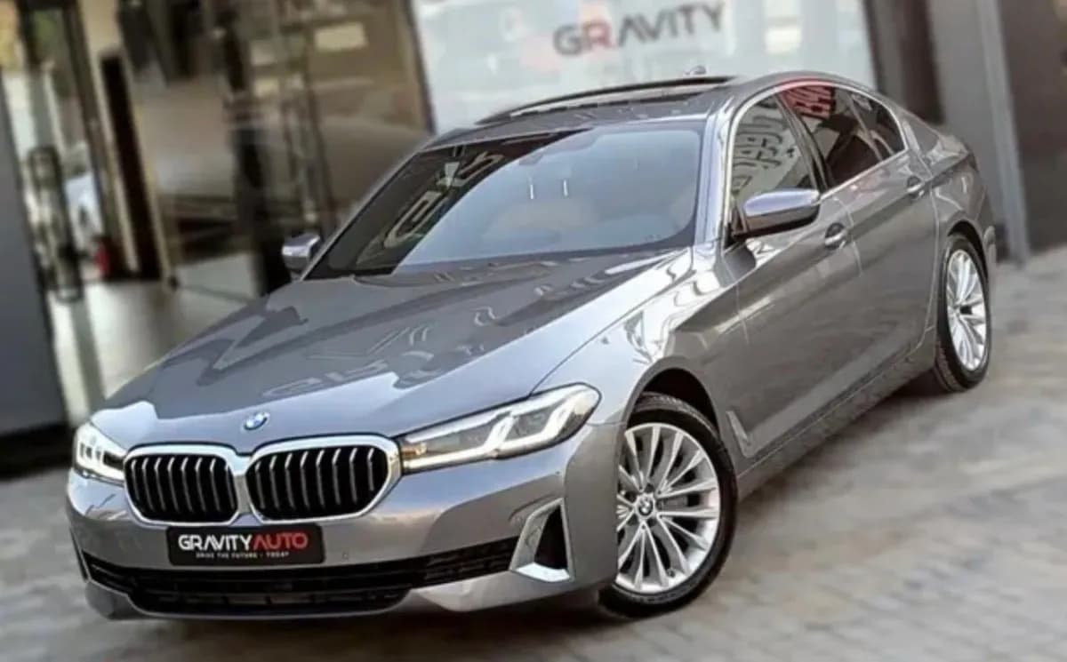 بي ام دبليو 520i 2023 لاكشري رمادي أوتوماتيك — مستعملة