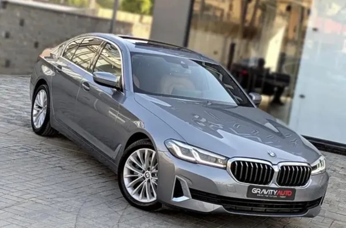 بي ام دبليو 520i 2023 لاكشري رمادي أوتوماتيك — مستعملة