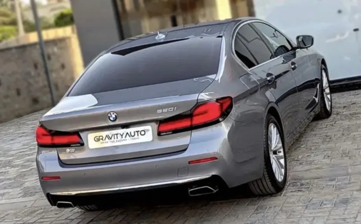 بي ام دبليو 520i 2023 لاكشري رمادي أوتوماتيك — مستعملة