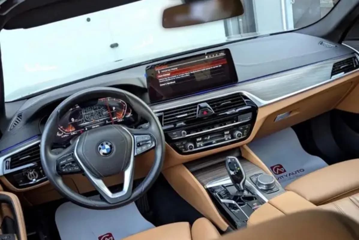 بي ام دبليو 520i 2023 لاكشري رمادي أوتوماتيك — مستعملة