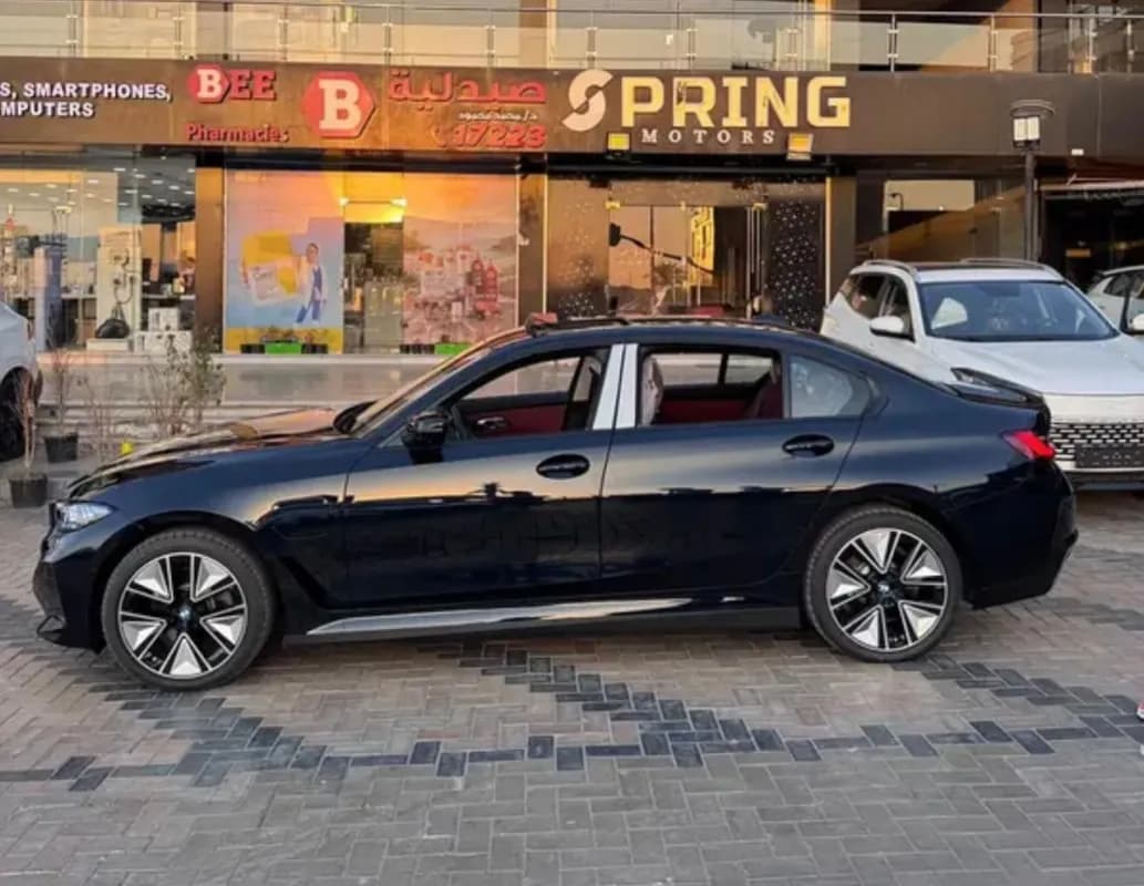 بي ام دبليو i3 2026 40 سبورت نايت باكدج ام ال أسود أوتوماتيك — جديدة