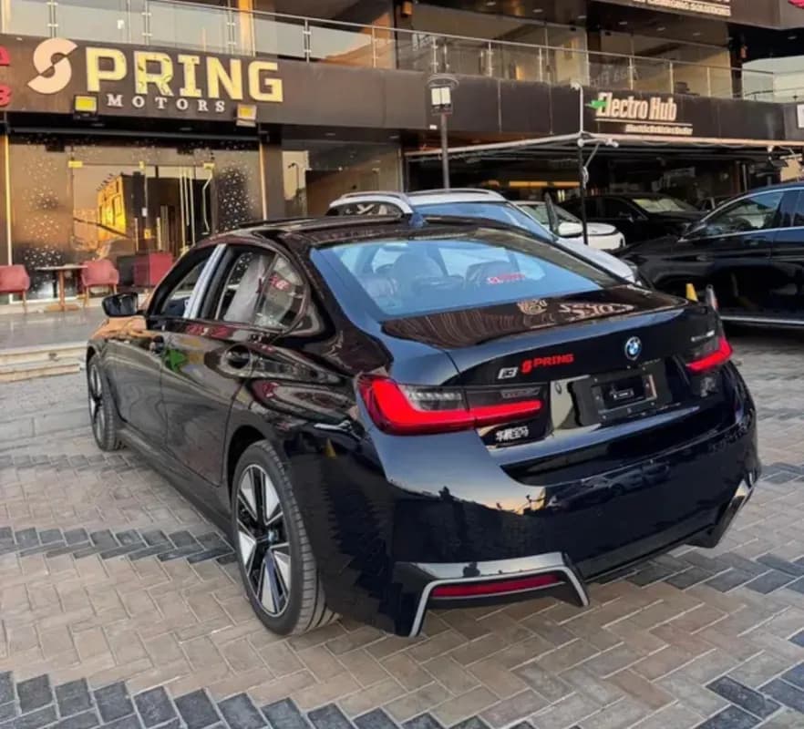 بي ام دبليو i3 2026 40 سبورت نايت باكدج ام ال أسود أوتوماتيك — جديدة