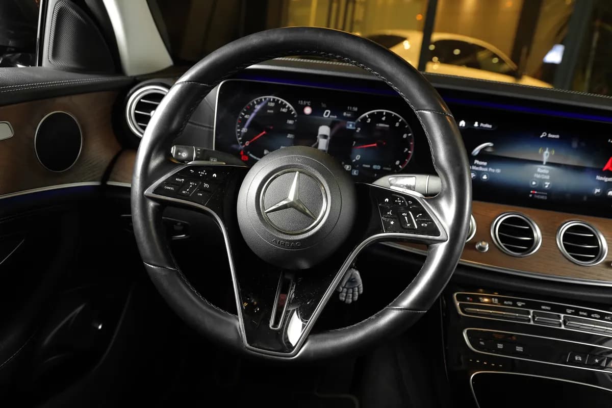 مرسيدس بنز E200 2023 بريميوم أسود أوتوماتيك — مستعملة