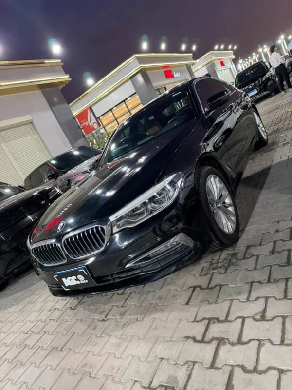 بي ام دبليو 520i 2018 لاكشري أحمر غامق أوتوماتيك — مستعملة