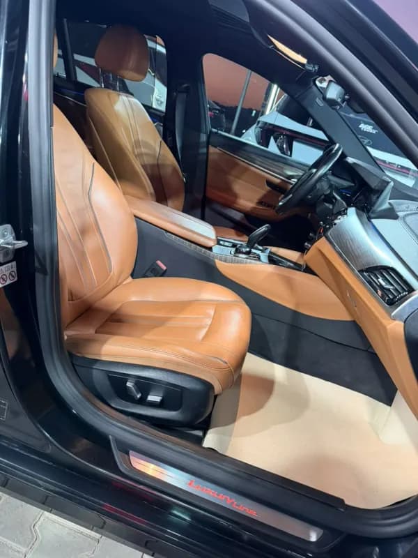 بي ام دبليو 520i 2018 لاكشري أحمر غامق أوتوماتيك — مستعملة