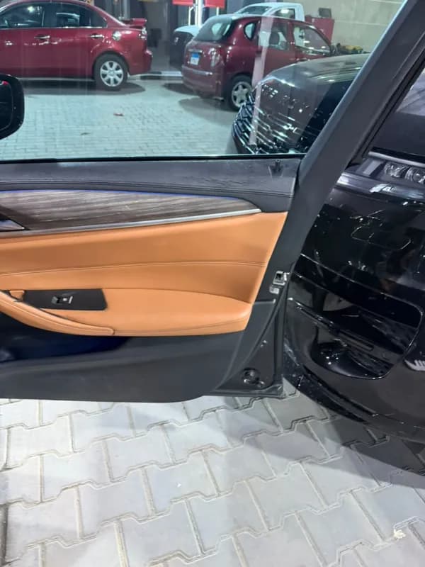 بي ام دبليو 520i 2018 لاكشري أحمر غامق أوتوماتيك — مستعملة