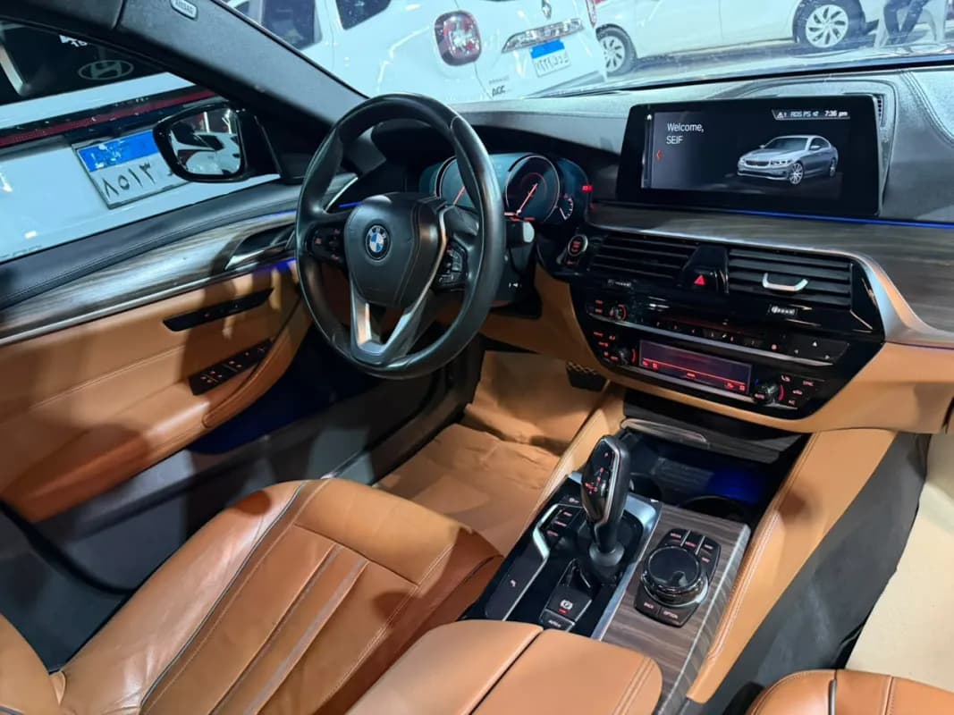بي ام دبليو 520i 2018 لاكشري أحمر غامق أوتوماتيك — مستعملة