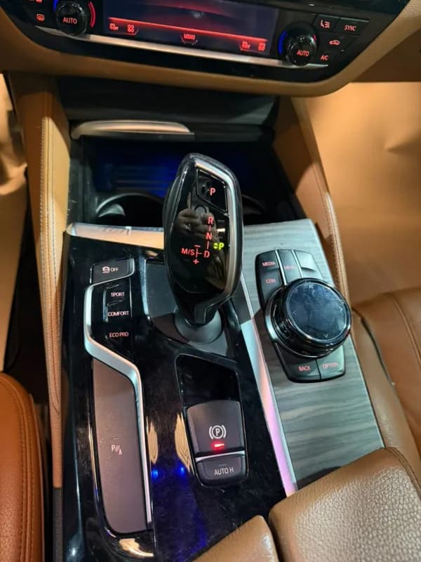 بي ام دبليو 520i 2018 لاكشري أحمر غامق أوتوماتيك — مستعملة