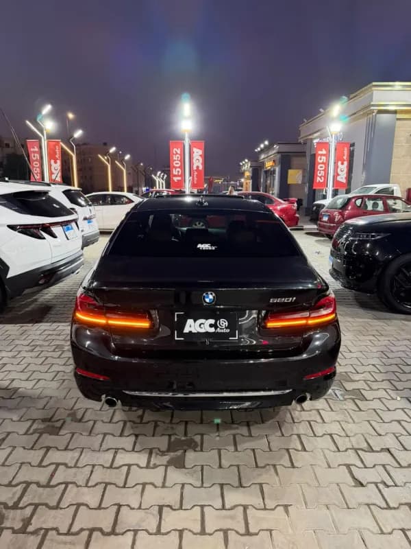 بي ام دبليو 520i 2018 لاكشري أحمر غامق أوتوماتيك — مستعملة