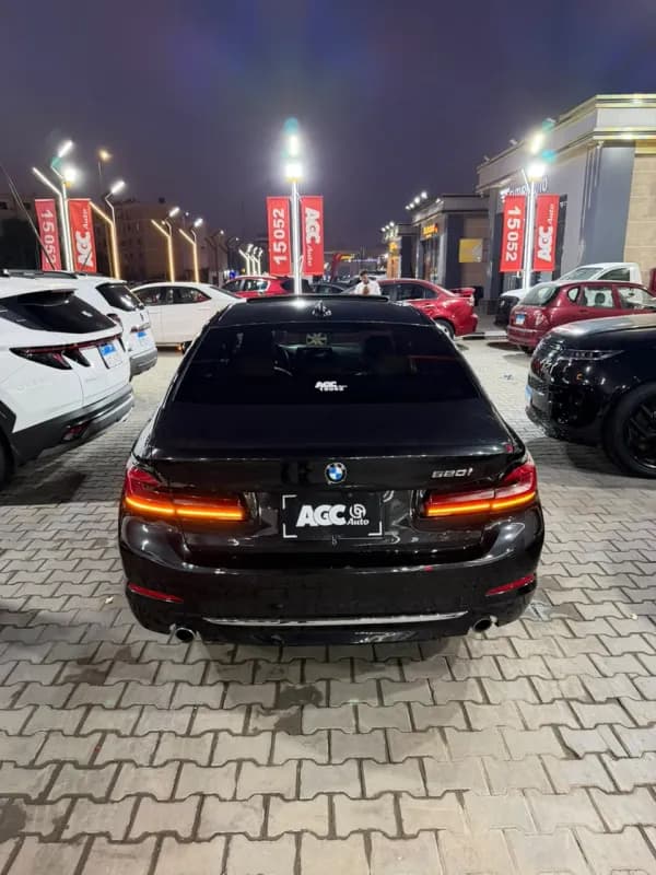 بي ام دبليو 520i 2018 لاكشري أحمر غامق أوتوماتيك — مستعملة