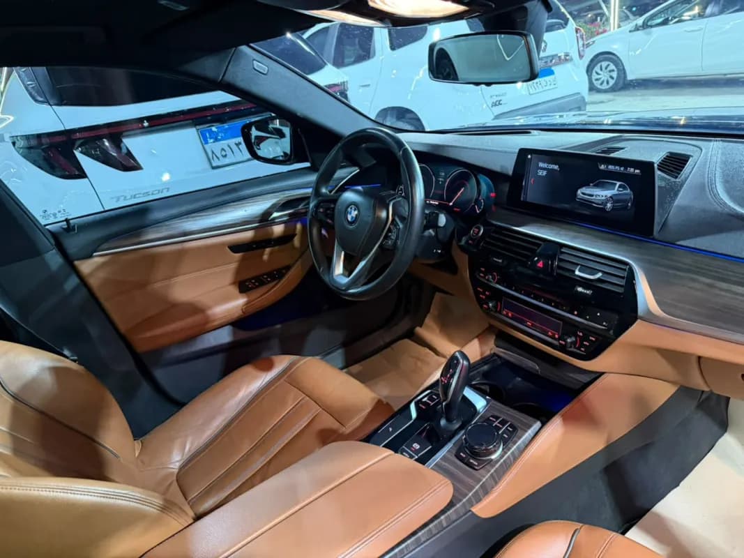 بي ام دبليو 520i 2018 لاكشري أحمر غامق أوتوماتيك — مستعملة