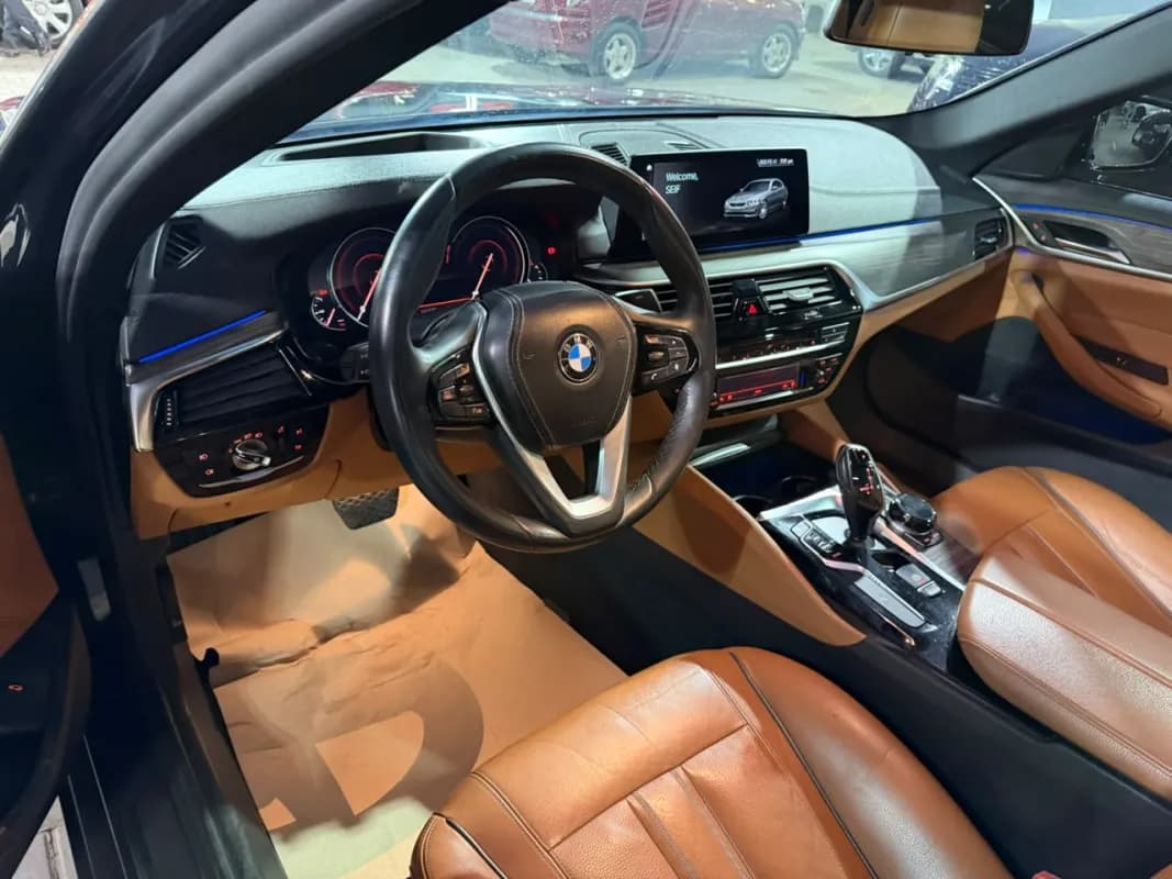 بي ام دبليو 520i 2018 لاكشري أحمر غامق أوتوماتيك — مستعملة