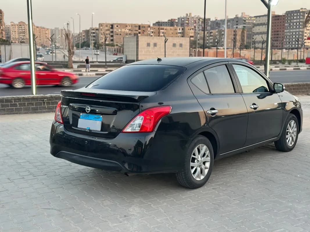 نيسان صني 2023 سوبر صالون أسود أوتوماتيك — مستعملة
