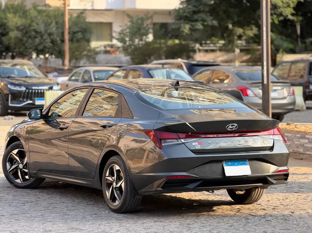 هيونداي إلنترا سي ان 7 2021 سمارت بلس رمادي أوتوماتيك — مستعملة