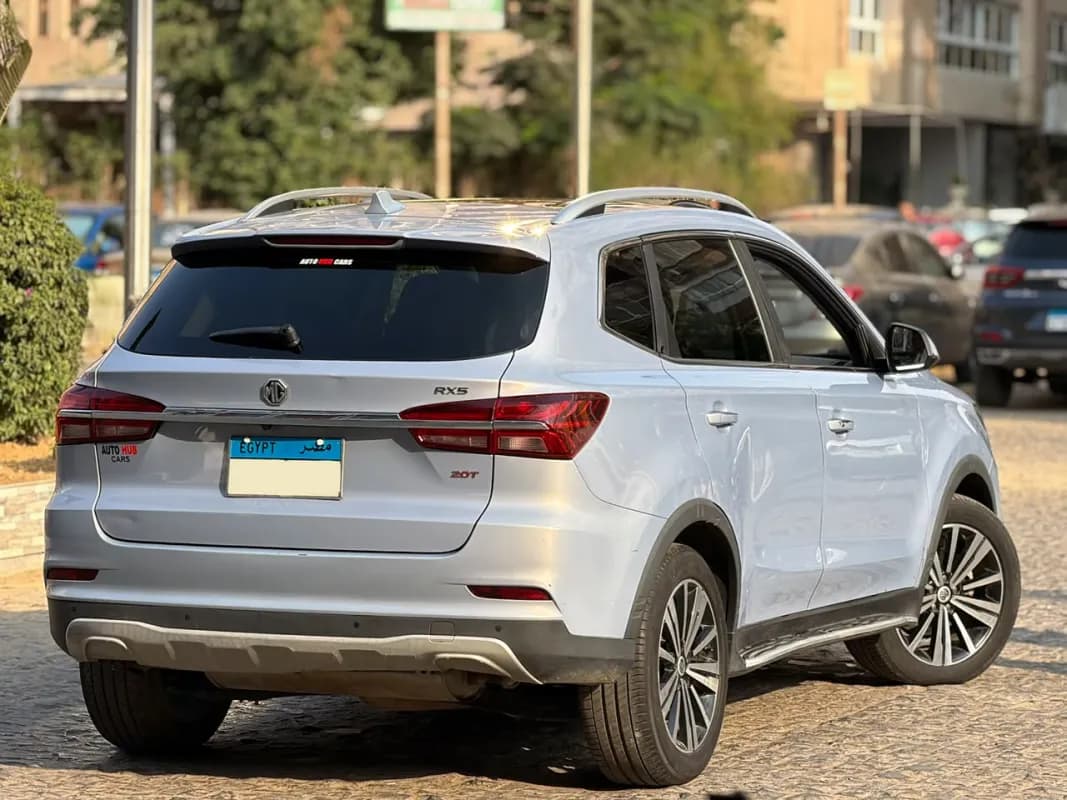 ام جي ار اكس 5 2022 لاكشري فضي أوتوماتيك — مستعملة