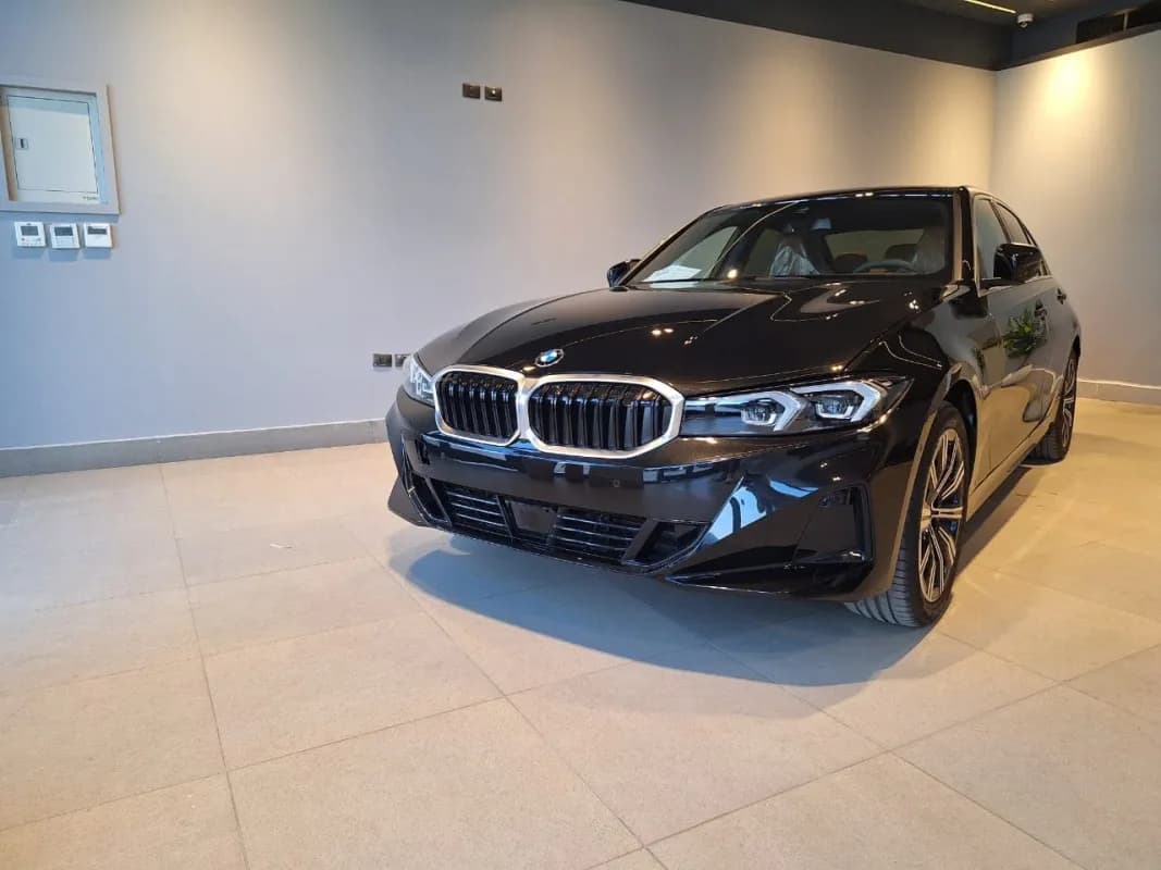 بي ام دبليو 320i 2026 لاكشري أسود أوتوماتيك — جديدة