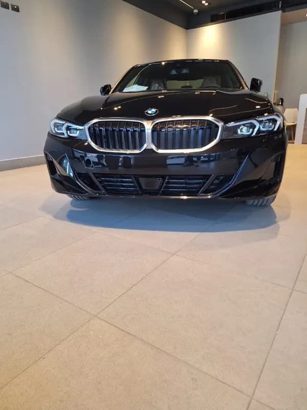 بي ام دبليو 320i 2026 لاكشري أسود أوتوماتيك — جديدة