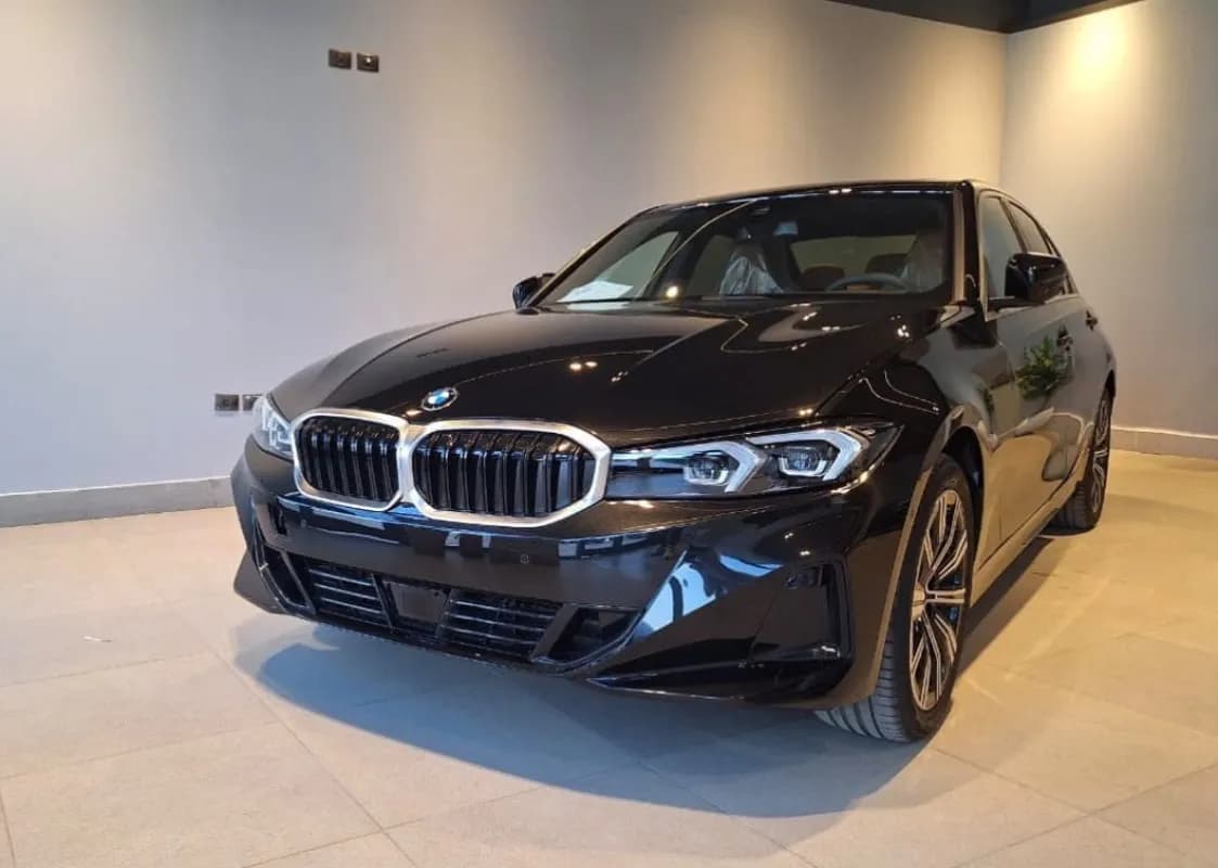 بي ام دبليو 320i 2026 لاكشري أسود أوتوماتيك — جديدة
