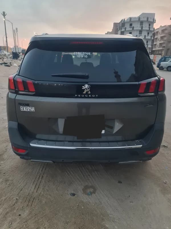 بيجو 5008 2020 جي تي لاين أخضر زيتي أوتوماتيك — مستعملة