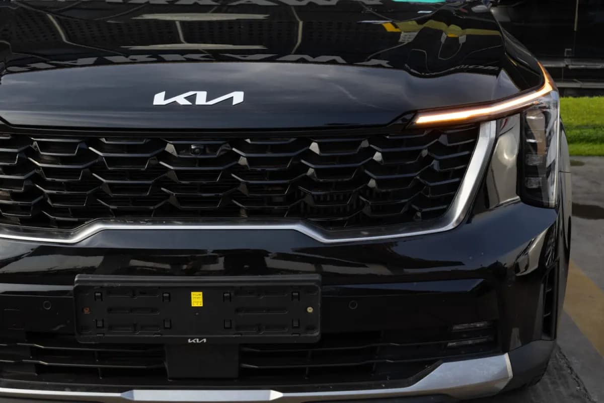 كيا سورينتو 2025 هاي لاين أسود أوتوماتيك — مستعملة