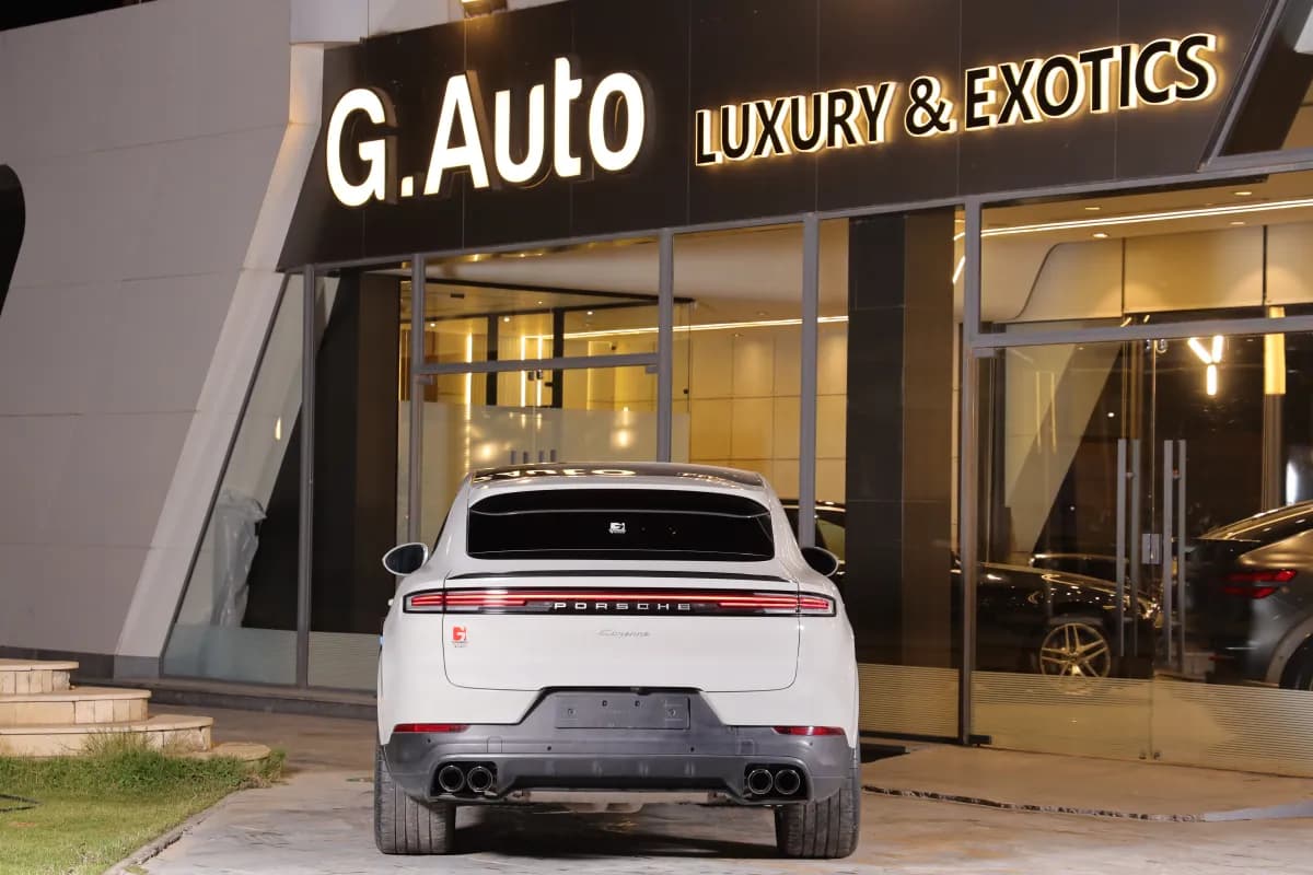 Porsche Cayenne 2024 Base White Automatic — Used