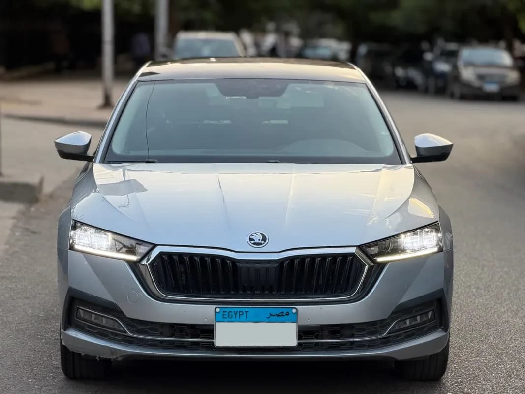 سكودا اوكتافيا A8 2023 امبيشن فضي أوتوماتيك — مستعملة