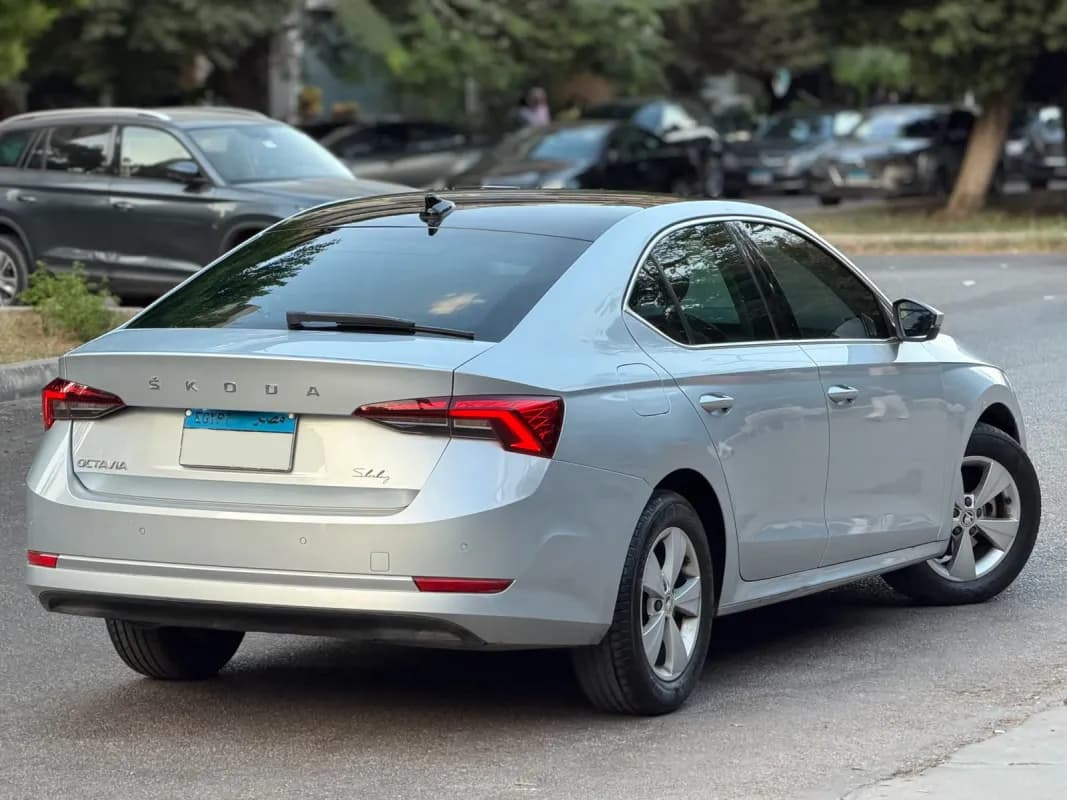 سكودا اوكتافيا A8 2023 امبيشن فضي أوتوماتيك — مستعملة