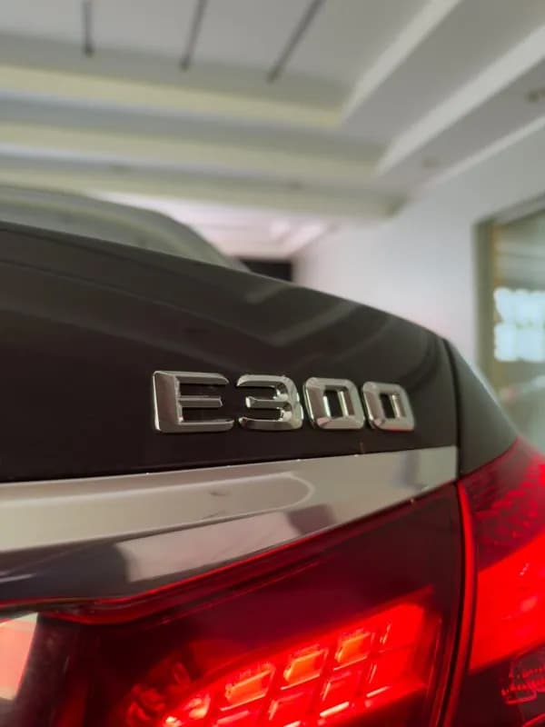 مرسيدس بنز E300 2021 ايه ام جي أسود أوتوماتيك — مستعملة