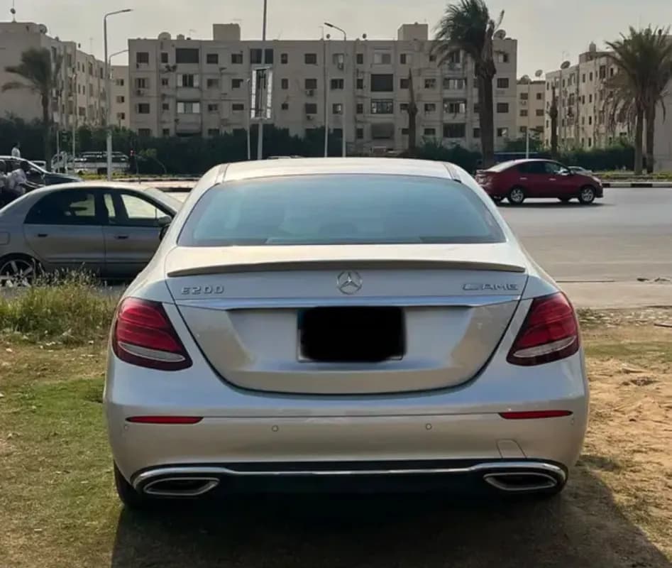 مرسيدس بنز E180 2017 افنتجارد فضي أوتوماتيك — مستعملة