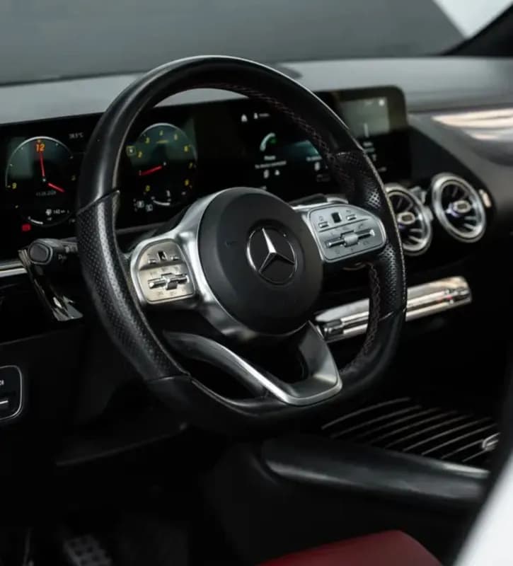 مرسيدس بنز GLA 200 2021 ايه ام جي أبيض أوتوماتيك — مستعملة