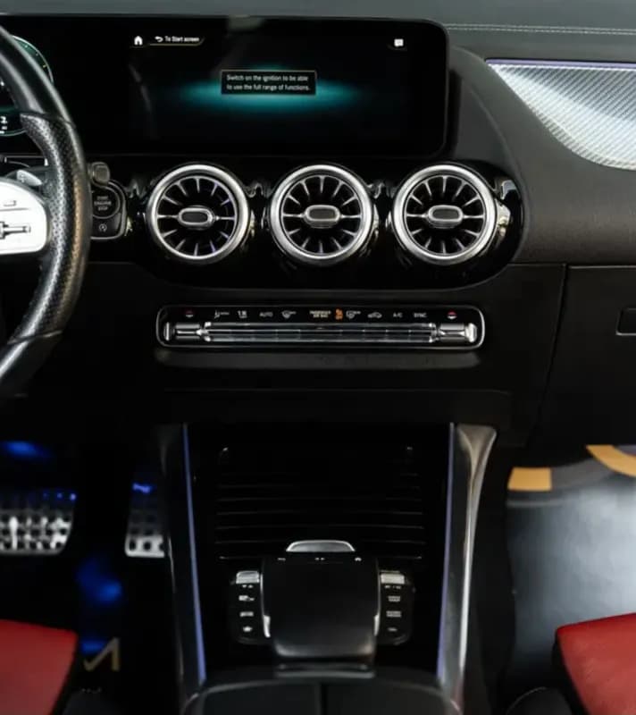 مرسيدس بنز GLA 200 2021 ايه ام جي أبيض أوتوماتيك — مستعملة