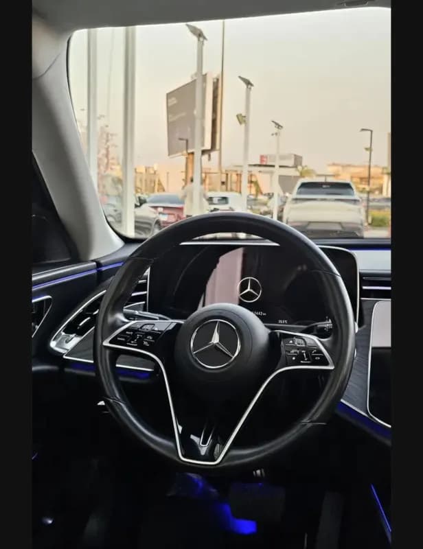 مرسيدس بنز E200 2024 ايه ام جي أسود أوتوماتيك — مستعملة