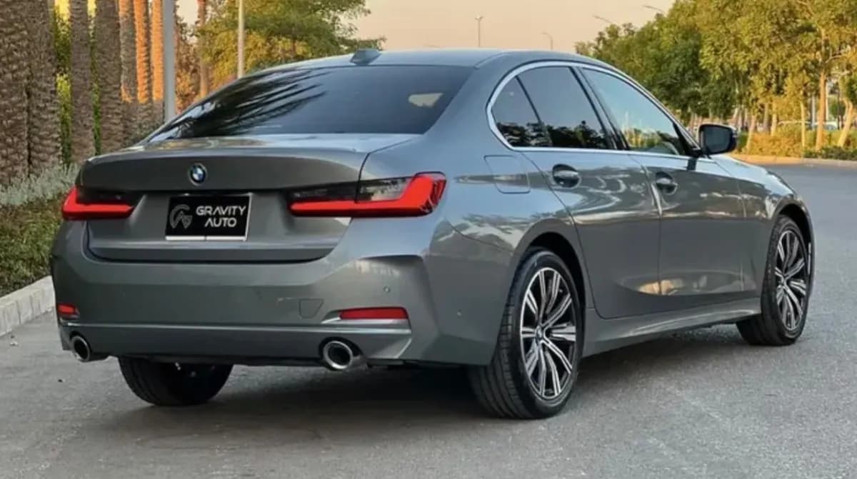 بي ام دبليو 320i 2024 لاكشري رمادي أوتوماتيك — مستعملة