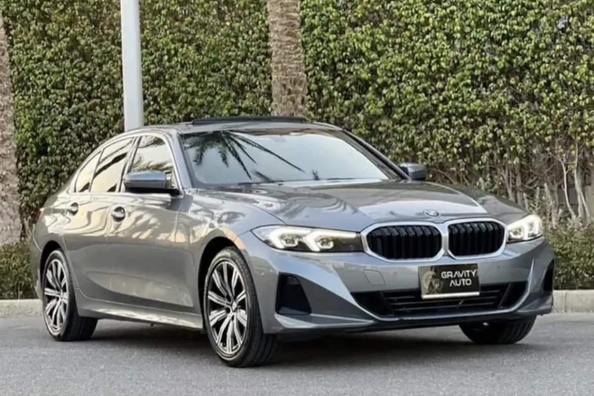 بي ام دبليو 320i 2024 لاكشري رمادي أوتوماتيك — مستعملة