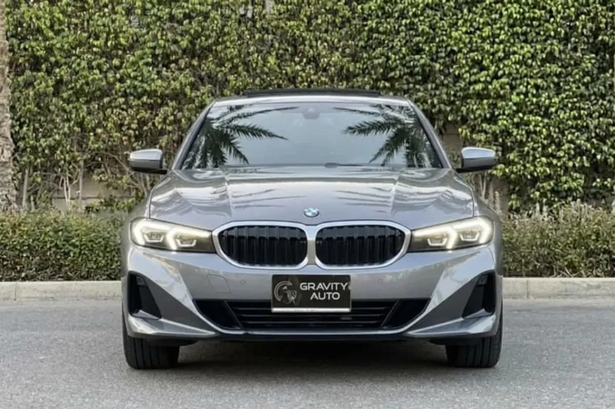 بي ام دبليو 320i 2024 لاكشري رمادي أوتوماتيك — مستعملة