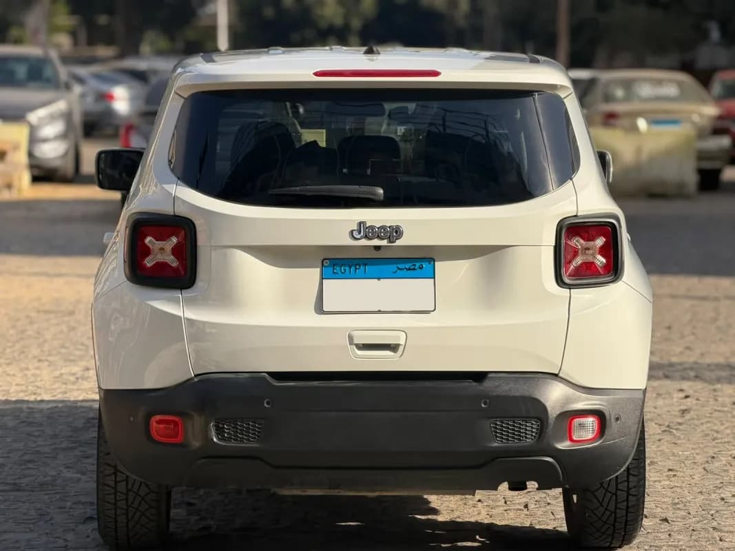 جيب رينيجيد 2021 تريلهوك أبيض أوتوماتيك — مستعملة