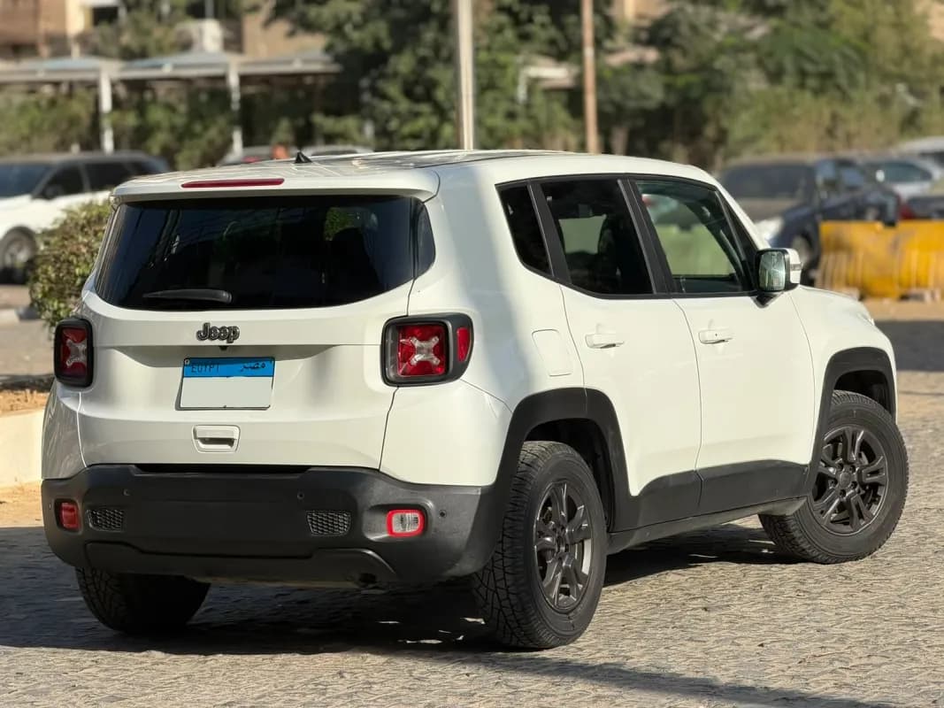 جيب رينيجيد 2021 تريلهوك أبيض أوتوماتيك — مستعملة