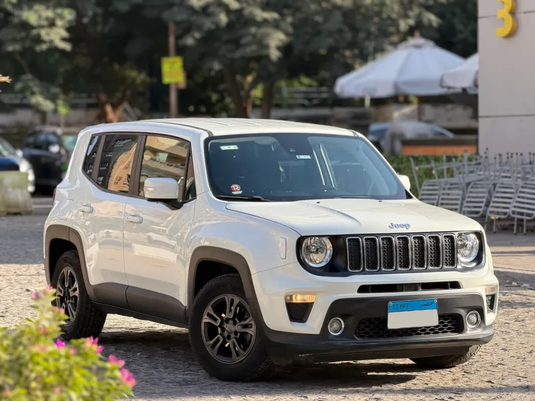 جيب رينيجيد 2021 تريلهوك أبيض أوتوماتيك — مستعملة