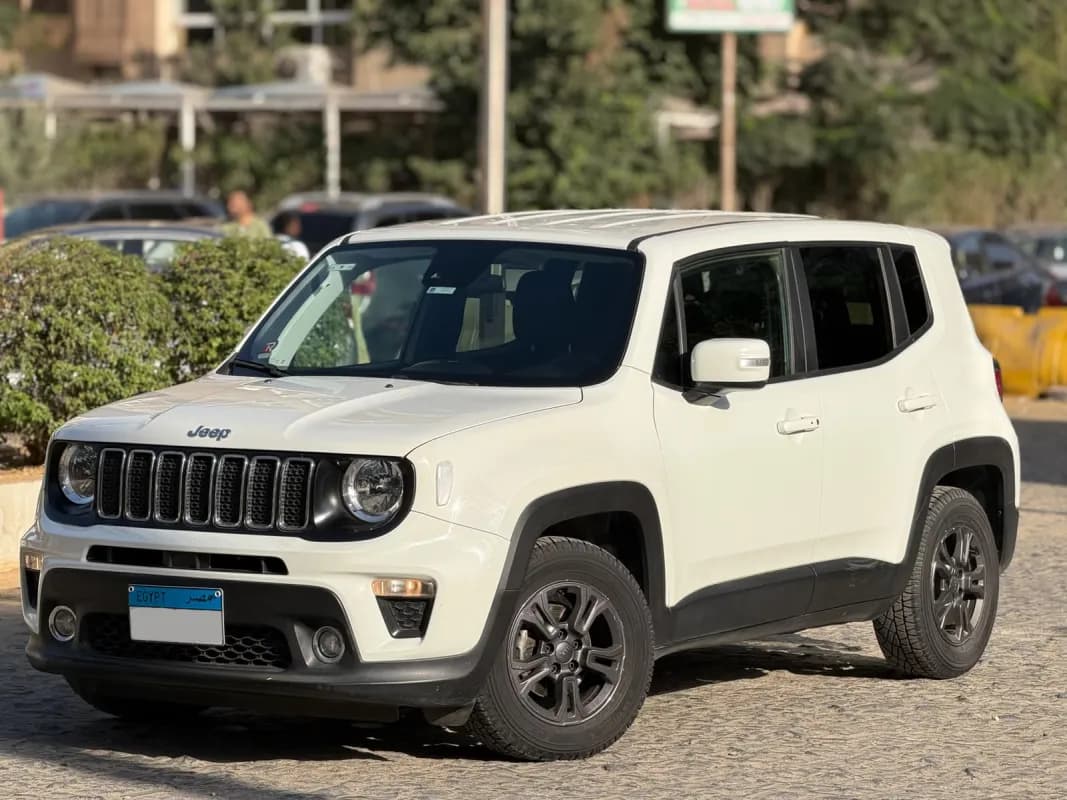 جيب رينيجيد 2021 تريلهوك أبيض أوتوماتيك — مستعملة