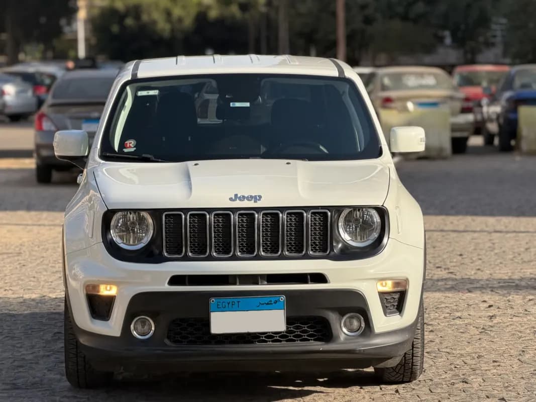 جيب رينيجيد 2021 تريلهوك أبيض أوتوماتيك — مستعملة