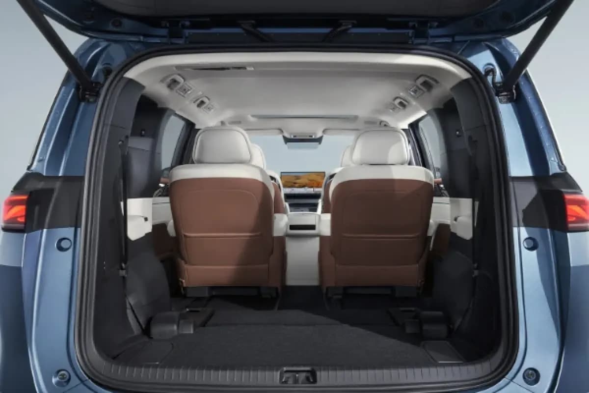 BYD M9 DM-i 2027 Ultra Sky Blue Automatic — New